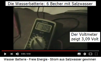 Der Voltmeter zeigt 3,09 Volt an - der Strom aus 6
                Bechern Salzwasser, verbunden mit Alu- und Kupferfolien