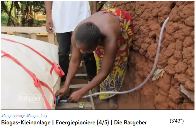 Afrika: Ein Gasspeichersack wird
                                  an ein Haus angeschlossen