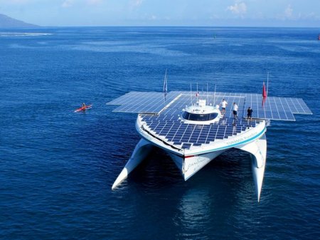 Das
                    Solarboot bzw. der Solar-Katamaran
                    "PlanetSolar"