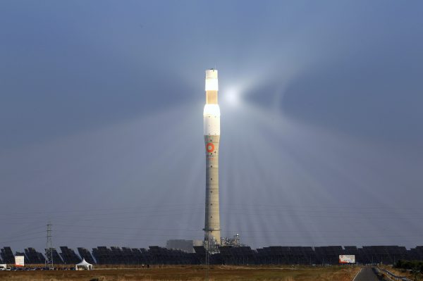 Sonnenthermiekraftwerk Gemasolar
                          in Andalusien, eingeweiht 2011, der Turm
                          "strahlt" in der Nacht