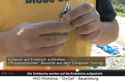 Ein Schlauch wird au ein Endst�ck
                          aufgedreht