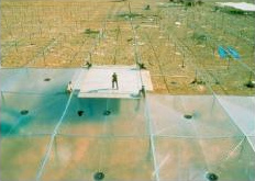 W�rmespeicherabdeckung in Manzanares mit
                  Plastikmembran (schwarze Folien bringen eine
                  Temperaturerh�hung von 7�C und 30% mehr Energie!)