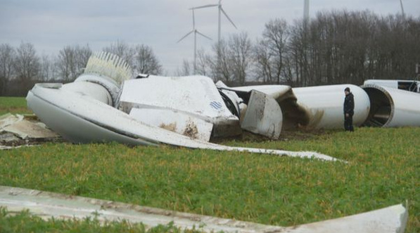Propellerspargel
              kippt nach 10 Jahren einfach um - Windpark in
              Meklenburg-Vorpommern
