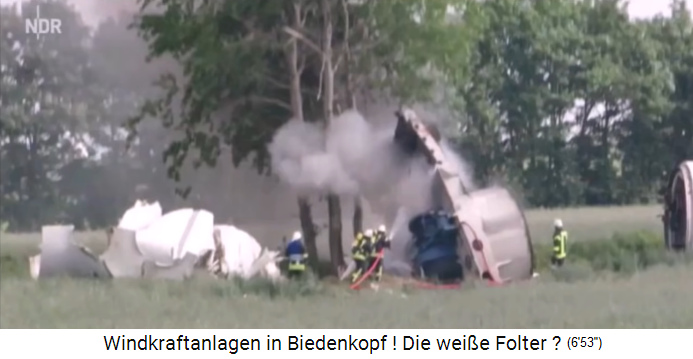 Umgest�rztes Windrad mit L�scharbeiten
                            am Generatorkopf