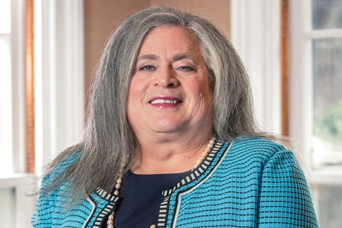 Jennifer Pritzker investierte gross in den
"medizinischen Komplex", ohne von Medizin
irgendeine Ahnung zu haben Jennifer Pritzker
investierte gross in den "medizinischen
Komplex", ohne von Medizin irgendeine Ahnung zu
haben