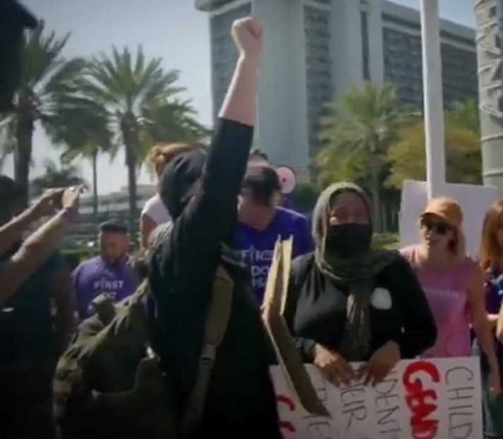 Demo, kriminelle Antifa unterbricht die
Trans-Opfer-Eltern mit der Antifa-Faust Demo,
kriminelle Antifa unterbricht die Trans-Opfer-Eltern
mit der Antifa-Faust