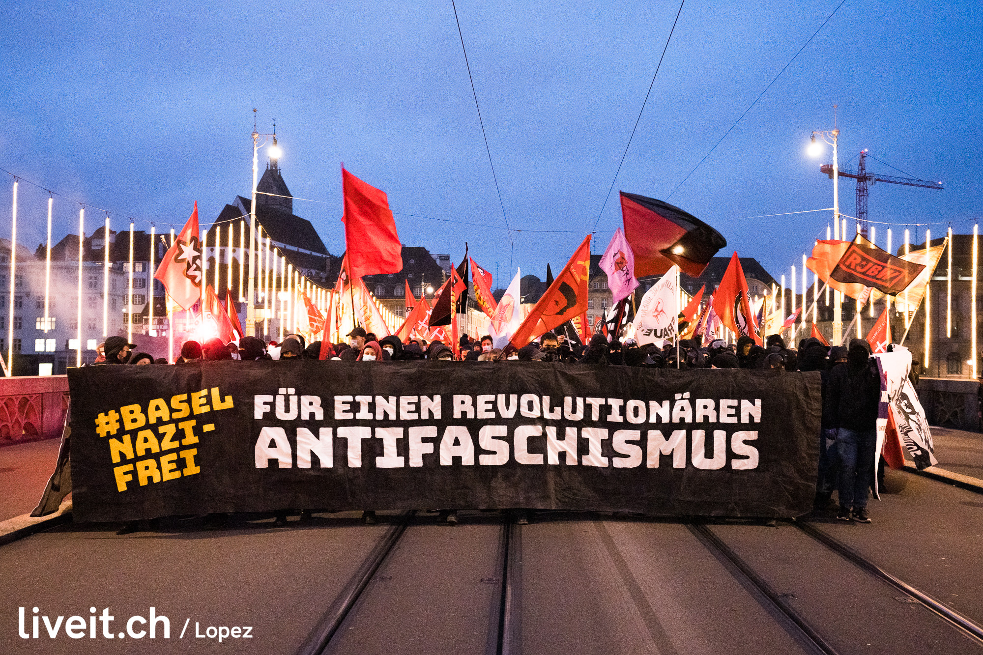 Kriminelle Antifa in Basel blockiert jeden ÖV
an Demo 2020 mit RJB-Fahnen (Revolutionäre Jugend
Basel) - also Fahnenkult wie die Hitler-Jugend Kriminelle Antifa in Basel blockiert jeden ÖV
an Demo 2020 mit RJB-Fahnen (Revolutionäre Jugend
Basel) - also Fahnenkult wie die Hitler-Jugend