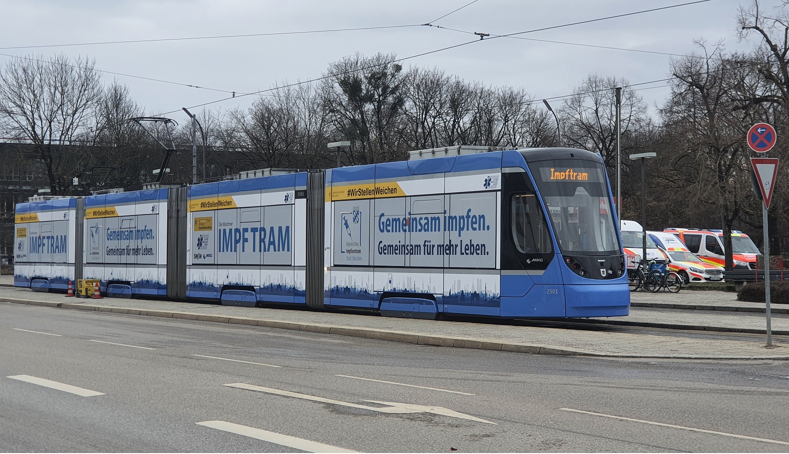 4R München Impftram für die
"Coronaimpfung", und daneben stehen gleich
mehrere Krankenwagen für die, die an der
"Coronaimpfung" sofort sterben 4R
München Impftram für die "Coronaimpfung",
und daneben stehen gleich mehrere Krankenwagen für
die, die an der "Coronaimpfung" sofort
sterben
