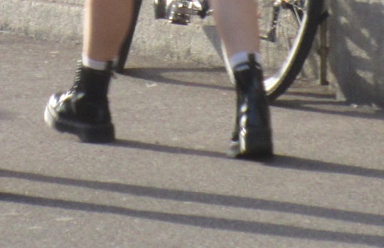 Die Antifa-Frauen brillieren dann oft noch mit
Minirock und Kampfschuhen Die Antifa-Frauen
brillieren dann oft noch mit Minirock und
Kampfschuhen