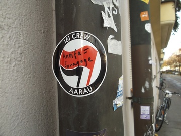 Die kriminelle Antifa mit dem Nazi-Fahnenkult
in Schwarz-Rot-Weiss in Aarau November 2022 Die kriminelle Antifa mit dem Nazi-Fahnenkult
in Schwarz-Rot-Weiss in Aarau November 2022