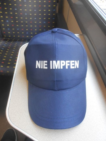 Wid CH: Kappe mit "NIE IMPFEN"
aufgedruckt - 31.7.2021 Wid CH: Kappe mit
"NIE IMPFEN" aufgedruckt - 31.7.2021