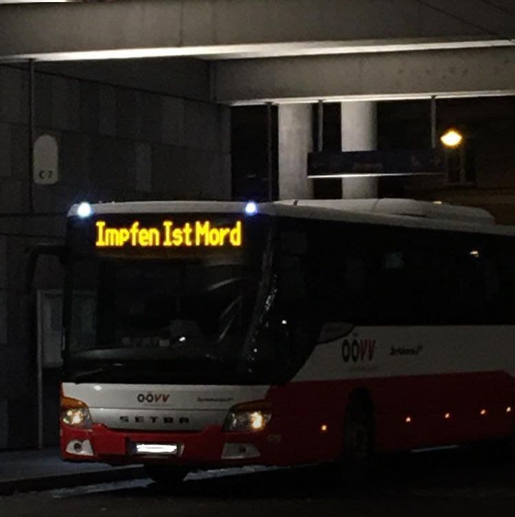 Wid Österreich: Busfahrer schaltet auf
"Impfen ist Mord" Wid Österreich:
Busfahrer schaltet auf "Impfen ist Mord"