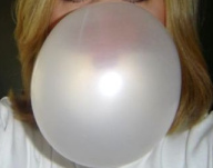 Kaugummis (hier
                                eine Kaugummiblase) sind eines der
                                Beweismittel die beweisen, dass
                                Amalgamf�llungen Quecksilber abgeben.
                                Das klebt sehr gut, und so weist der
                                Speichel h�here Quecksilberwerte auf als
                                vor dem Kaugummi...