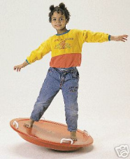 Ein Kind auf einer Wippe.
                            Solche Gleichgewichts�bungen sind nicht mehr
                            m�glich, wenn die Bewegungskoordination
                            durch organische Quecksilberverbindungen
                            chronisch gest�rt ist...