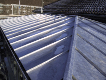 Zink (hier in Form eines
                          Zinkdaches (Walmdach) ist ein Metall im
                          "Silberamalgam"