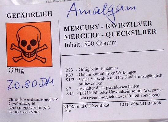 Quecksilber-Etikette: Giftig beim
                                  Einatmen (R23), GEfahr kumulativer
                                  Wirkungen (R33), Unter Verschluss und
                                  f�r Kinder unzug�nglich aufbewahren
                                  (S1/2), Beh�lter dicht geschlossen
                                  halten (S7), bei Unfall oder
                                  Unwohlsein sofort Arzt zuziehen (wenn
                                  m�glich dieses Etikett vorzeigen
                                  (S45). NIOM und CE Zertifikat, LOT
                                  V98-341/240-08