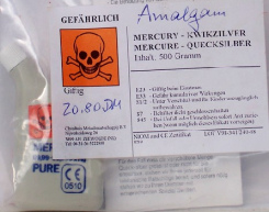 Amalgam-Quecksilber
                                            abgepackt mit Totenkopf am
                                            Flschchen und an der
                                            Verpackung