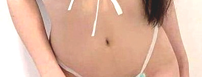 Bauchnabel einer
                  Asiatin