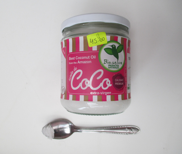 Kokosl aus dem Amazonasgebiet, das Glas mit Etikette, und Kokosl (Kokosfett) auf dem Lffel, gekauft in einer Bio-Apotheke "Kaita" in Lima [1]