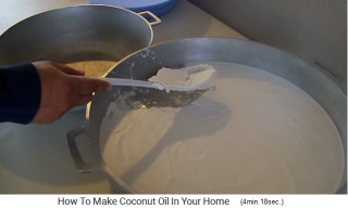 Die
                Kokoscreme wird weggeschaufelt 02