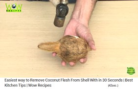 Dann wird die Kokosnuss mit einem Hammer aufgeschlagen 01