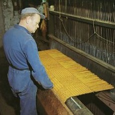 Una mquina de tejer produce una alfombra de coco