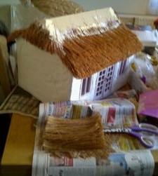 Casa de juguete con techo de paja de fibra de coco 01
