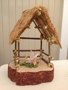 Casa de juguete con estructura de bamb con paja de fibra de coco