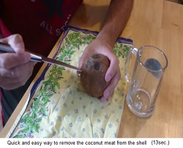 Un coco tiene tres ojos, uno de los tres se puede
                  abrir 01