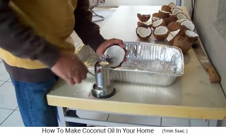 La carne de
                    coco es raspada