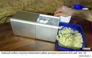 Nach 1 Stunde werden die letzten
                    Kokosraspeln in die �lm�hle gesch�ttet, und es hat
                    sich Trester angesammelt