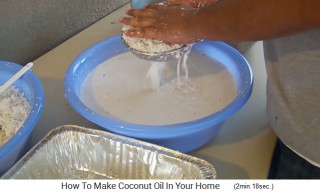 Die Kokosraspeln werden herausgesiebt