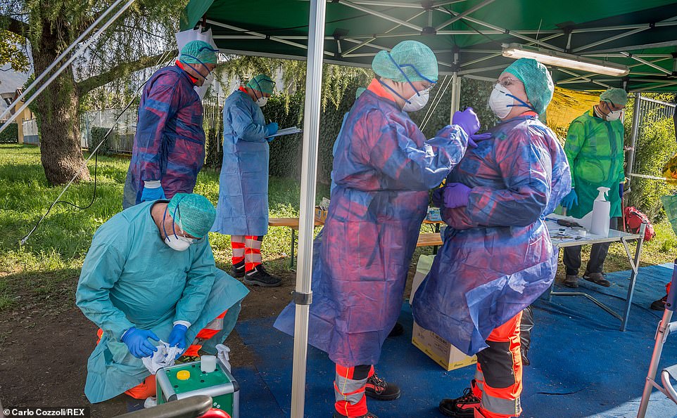 Italien: Ärzte in
                          Campingkleidung gegen Coronavirus