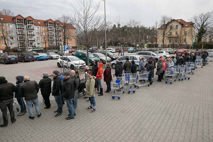 Lange Warteschlangen vor den
                Supermrkten in der Merkel-DDR - ist bei kaltem Wetter
                Gesundheitsgefhrdung