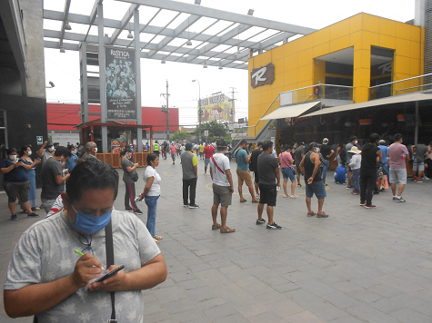 Peru: Terror der Regierung
Vizcarra+Martos: Warteschlangen vor
Banken in Independencia Lima Royal
Plaza bis zu 2 Stunden, März 2020 Peru: Terror der Regierung
Vizcarra+Martos: Warteschlangen vor
Banken in Independencia Lima Royal
Plaza bis zu 2 Stunden, März 2020