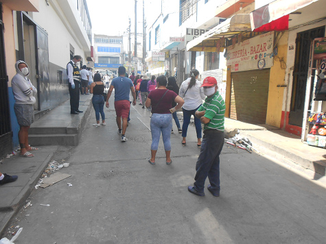 Terror von Vizcarra+Martos:
                              Warteschlangen in einer Nebenstrasse der
                              Avenida Tupac in Comas 01, April 2020