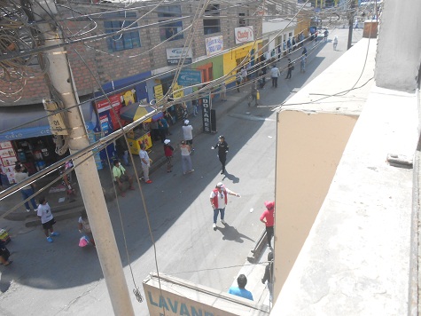 Terror von Vizcarra+Martos:
Warteschlangen in einer Nebenstrasse der
Avenida Tupac in Comas 02, April 2020 Terror von Vizcarra+Martos:
Warteschlangen in einer Nebenstrasse der
Avenida Tupac in Comas 02, April 2020