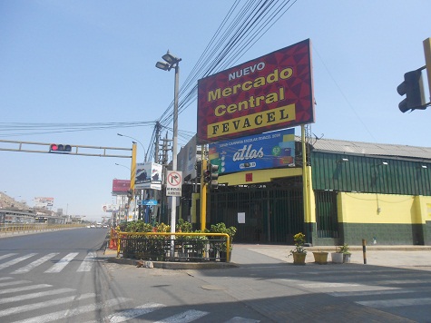 Terror von Vizcarra+Martos: Der
Markt Tomas Valle in Independencia in Lima
ist schon ab 13 Uhr geschlossen Terror von Vizcarra+Martos: Der Markt
Tomas Valle in Independencia in Lima ist
schon ab 13 Uhr geschlossen