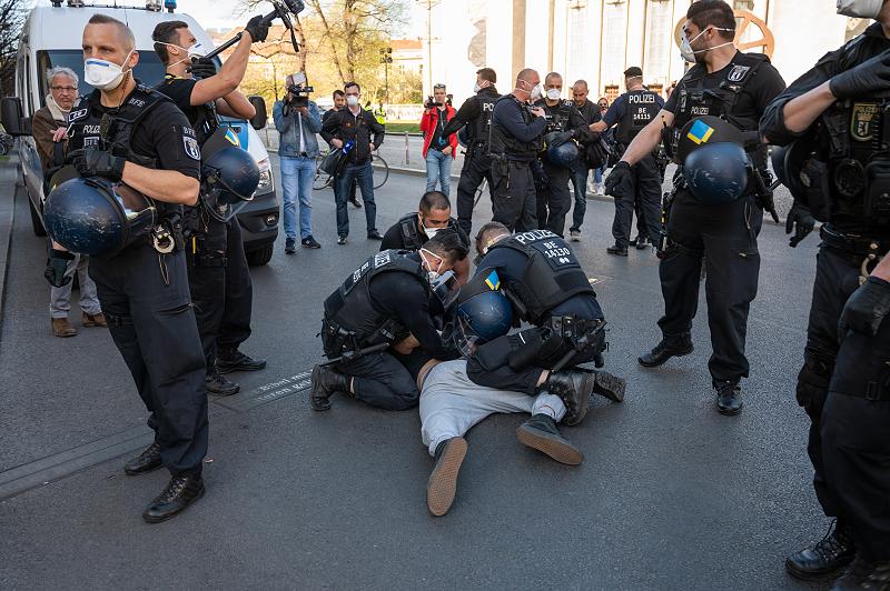 Demonstration für Grundrechte in
Berlin 25.4.2020, Schlägerpolizei
knüppelt unbewaffneten Demonstranten zu
dritt nieder Demonstration für
Grundrechte in Berlin 25.4.2020,
Schlägerpolizei knüppelt unbewaffneten
Demonstranten zu dritt nieder