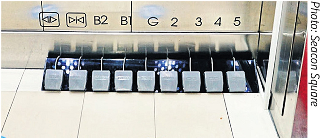 Thailand gegen Corona19:
Bedienung im Aufzug / Lift mit
Fussbedienung (Fusspedale) Thailand gegen Corona19: Bedienung
im Aufzug / Lift mit Fussbedienung
(Fusspedale)