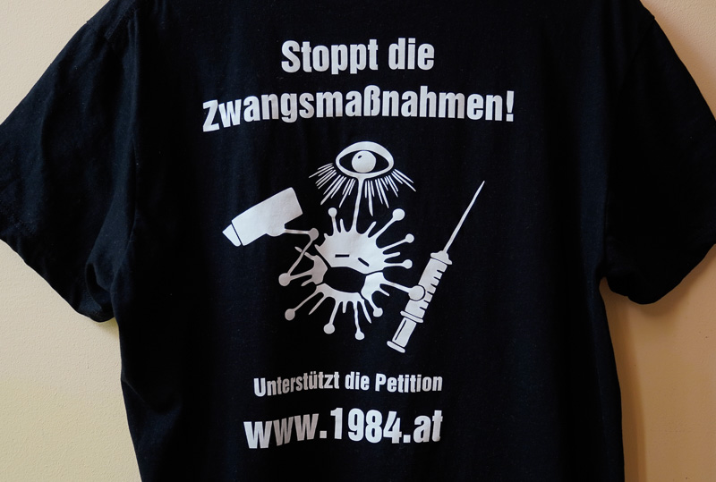T-Shirt von www.1984.at mit Slogans gegen
                  Corona19-Zwangsmassnahmen