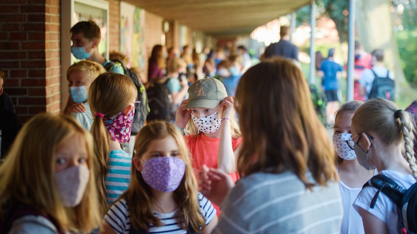 Deutschland Hamburg: Schulklassen mit
Maskenzwang auf den Gängen Deutschland Hamburg:
Schulklassen mit Maskenzwang auf den Gängen