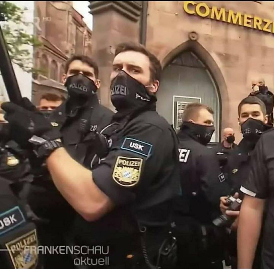 Die deutsche Polizei hat nun Netze
als Mundschutz, keine Spitalmasken mehr. Die deutsche Polizei hat nun Netze als
Mundschutz, keine Spitalmasken mehr.