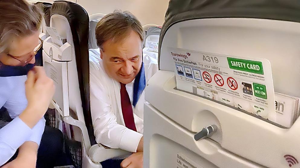 Laschet im Flugzeug ohne Maske