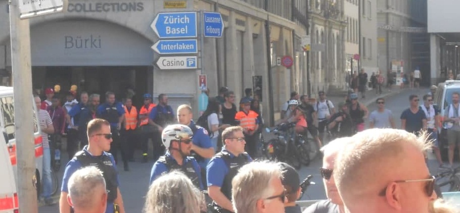Demo gegen
                  3G-Diskriminierung durch Unirektor Leumann in Bern
                  5.9.2021: Die Pitbullpolizei sperrt den Zugang zum
                  satanistischen Ritualzentrum "Bundeshaus",
                  Zoom