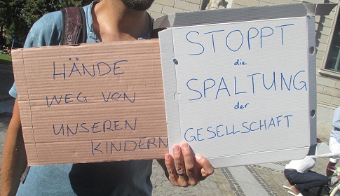 Demo Winterthur 18.9.2021: Es
                    wird gefordert: Hnde weg von unseren Kindern, also
                    NIEMALS Kinder GENimpfen - und: STOPPT die SPALTUNG
                    der GESELLSCHAFT