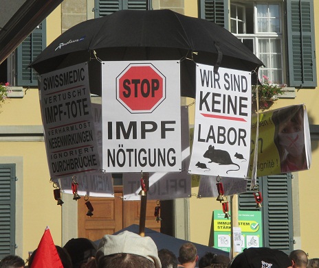Demo
                        Winterthur 18.9.2021: Botschaften hngen an
                        einem Regenschirm: Stopp Impfntigung +
                        Laborratten + kr. Swissmedic
