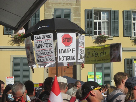 Demo Winterthur
                    18.9.2021: Botschaften h�ngen an einem Regenschirm:
                    Stopp Impfn�tigung + Laborratten + kr. Swissmedic