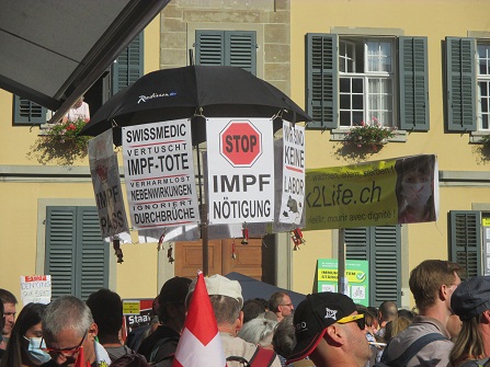 Demo Winterthur
                    18.9.2021: Botschaften hngen an einem Regenschirm:
                    Stopp Impfntigung + Laborratten + kr. Swissmedic