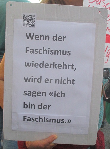 Demo
                    Winterthur 18.9.2021: Transparent 17 warnt: Wenn der
                    Faschismus kommt, wird er sicher nicht sagen, dass
                    es der Faschismus ist